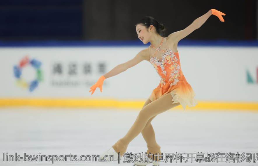 激烈的世界杯开幕战在洛杉矶球场激情上演